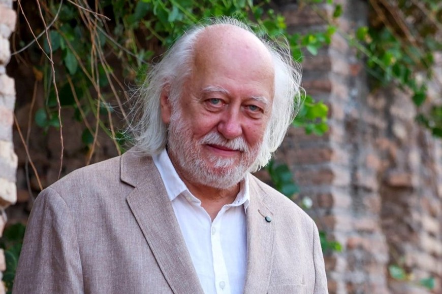 Su estilo se caracteriza por frases largas y complejas