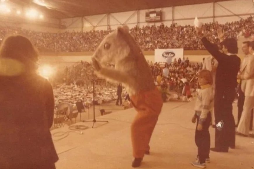 Durante la inundación de 1983, Tincho Carpincho convocó a grandes y chicos y colmó la capacidad del estadio de la Tecnológica, sobre la costanera santafesina, para juntar donaciones para los inundados. Archivo.