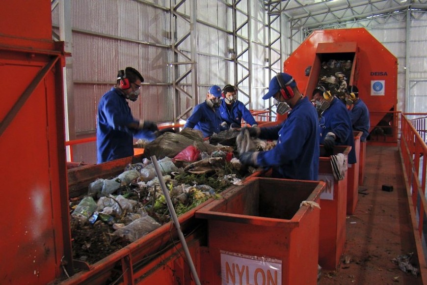 En el Centro Ambiental de Tratamiento de Residuos se separa los distintos tipos de residuos.