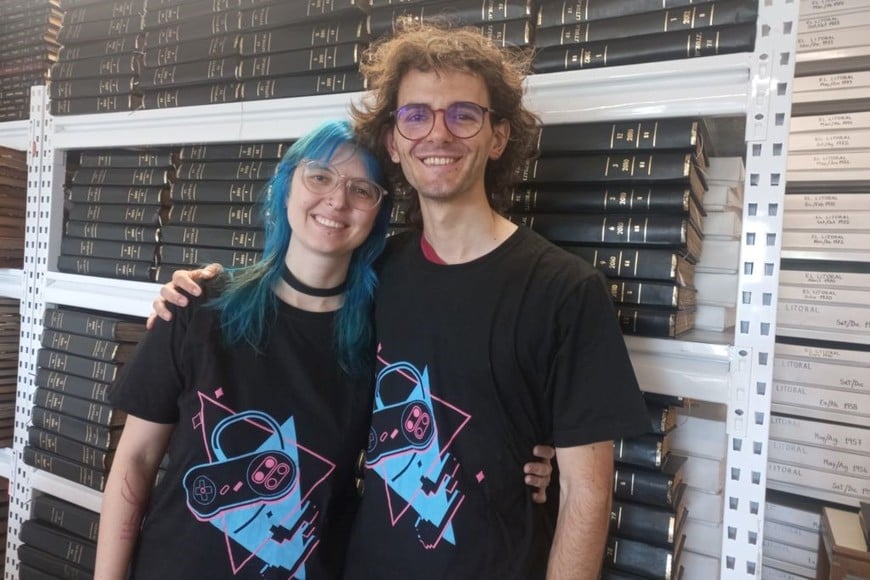 Poligonía, coro a capella: Luciana Cacik, fundadora y ex directora, y Felipe Esparza Lovino, integrante de la más reciente generación