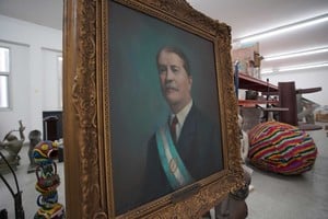 El gobernador Manuel De Iriondo y su retrato guardado en el Rosa Galisteo. Foto: Fernando Nicola