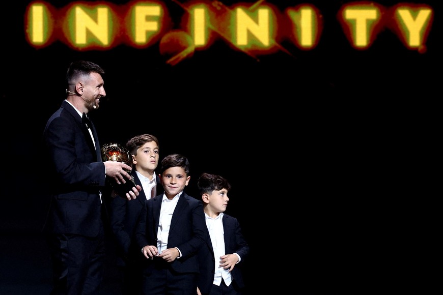 Soccer Football - 2023 Ballon d'Or - Chatelet Theatre, Paris, France - October 30, 2023
Inter Miami's Lionel Messi after winning the men's Ballon d'Or with his sons, Thiago, Mateo and Ciro REUTERS/Stephanie Lecocq     TPX IMAGES OF THE DAY