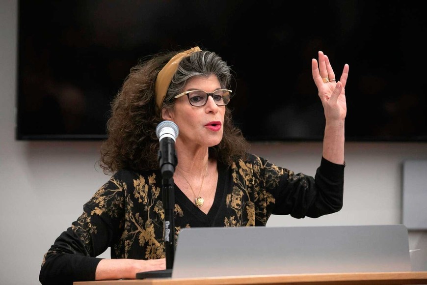 Shoshana Zuboff, socióloga, docente y escritora estadounidense. Esta profesional multifacética ha demostrado cómo las plataformas digitales convierten la conducta en datos y luego en ganancias mediante la vigilancia