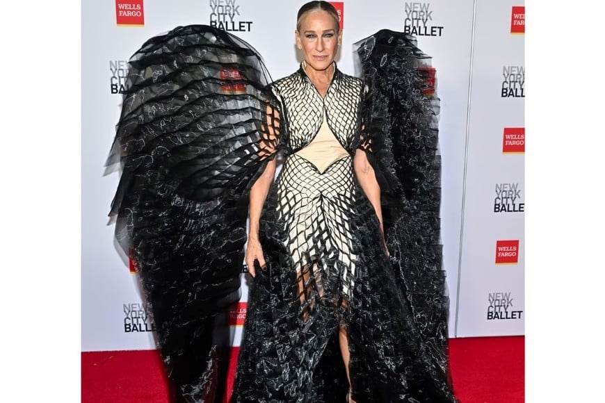 Parker complementó el look con maquillaje teatral y un peinado recogido.