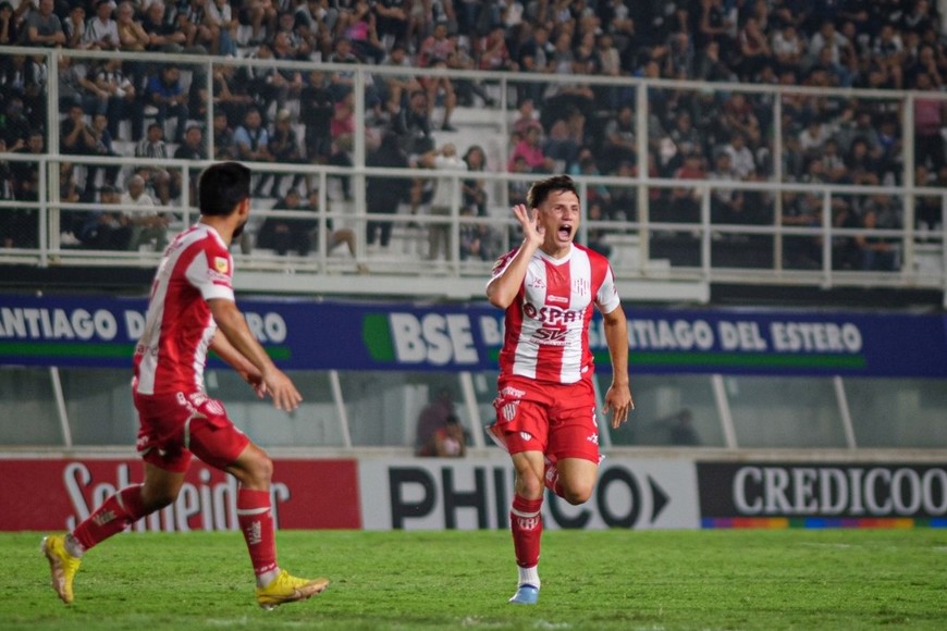 El festejo de Enzo Roldán, la noche que marcó un golazo y le dio el triunfo a Unión ante los santiagueños de visitante. Al equipo lo dirigía el Gallego Méndez.
