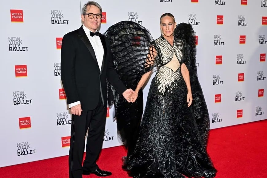 La actriz llegó acompañada de Matthew Broderick, mostrando un estilismo teatral.