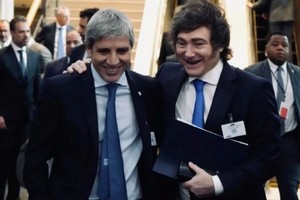 El presidente Javier Milei junto al ministro Luis Caputo. Fotos: Archivo