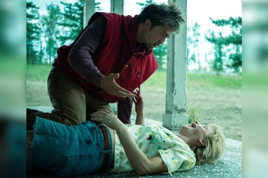 Robert Pattinson acompaña a Lawrence en esta historia visceral y poética.