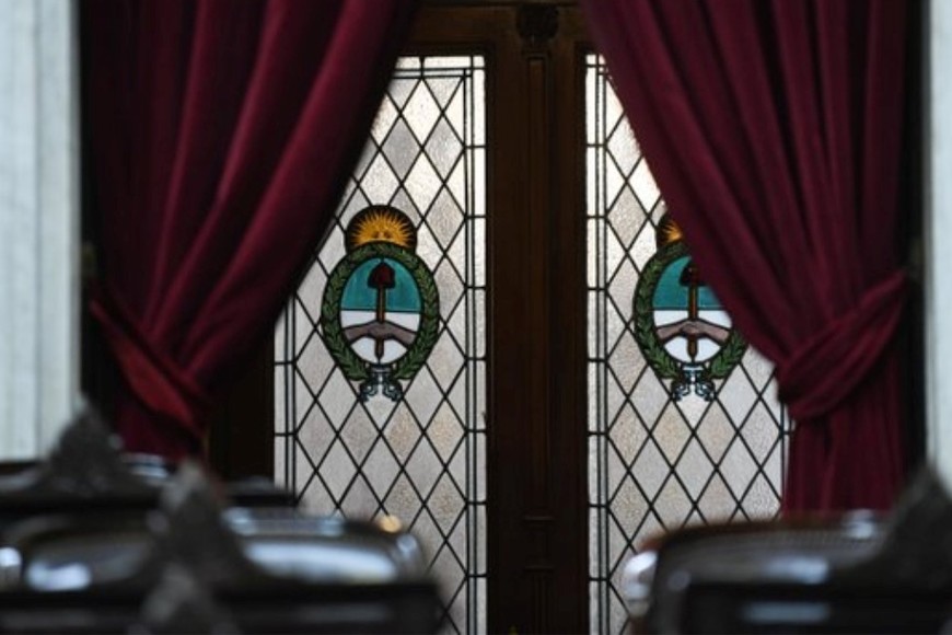 Las puertas del recinto de Diputados ante la espera del paso de los funcionarios del gobierno nacional. Crédito: HCDN