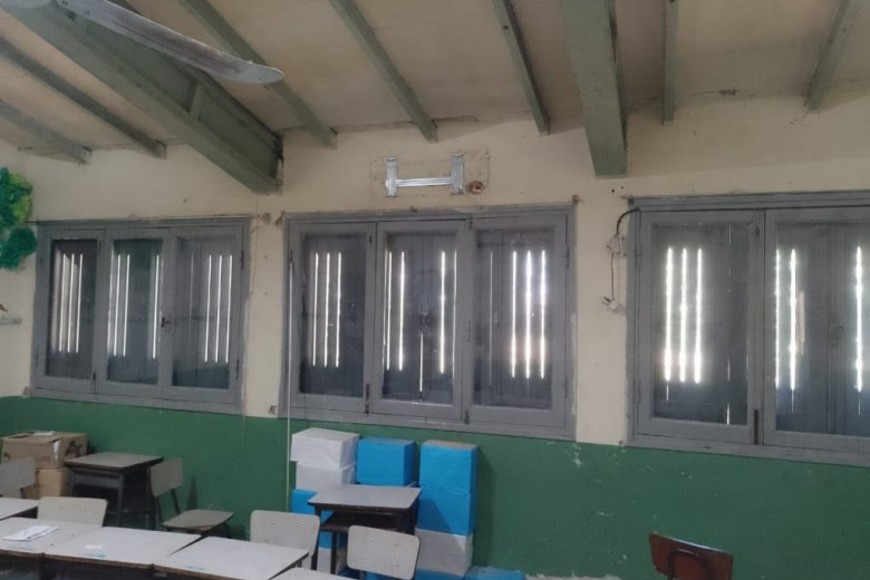 El interior del establecimiento quedó devastado por la acción de los ladrones.