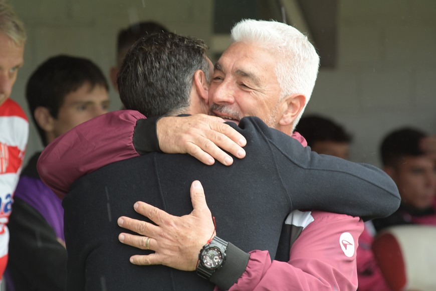 El abrazo de De Felippe con el Kily, la última vez que el actual técnico de Central Córdoba, de gran campaña, estuvo en Santa Fe.