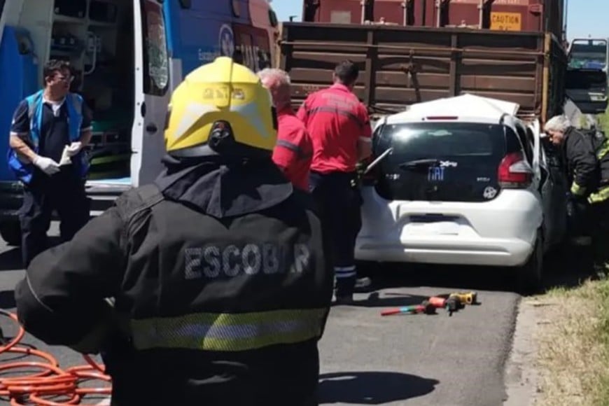El conductor y su acompañante sufrieron severas lesiones; serían dos adultos mayores.