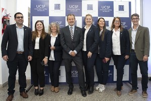 Horacio Alesandria (en el medio) junto al equipo de trabajo de la Facultad de Ciencias Económicas de la UCSF.