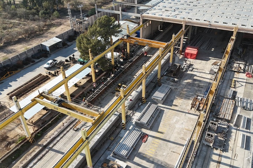 El nuevo Puente Santa Fe-Santo Tomé requiere 215 vigas pretensadas, con 30 se fabricadas en San Luis y las restantes 185 en San Agustín, provincia de Santa Fe. Crédito: Gobierno de Santa Fe