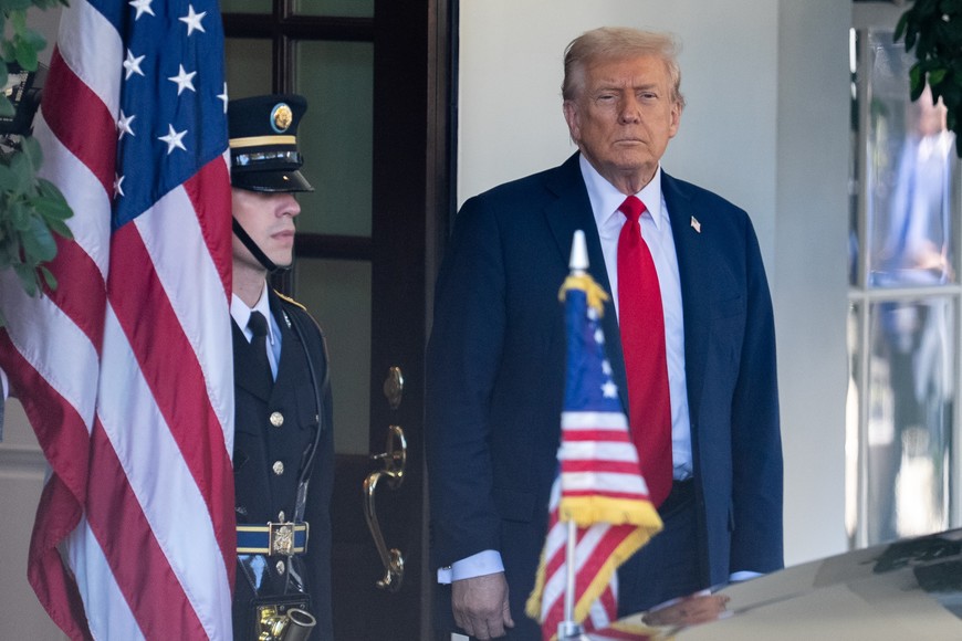 (251009) -- WASHINGTON, 9 octubre, 2025 (Xinhua) -- El presidente estadounidense, Donald Trump (d), espera para recibir al presidente finlandés, Alexander Stubb, en la Casa Blanca, en Washington D. C., Estados Unidos, el 9 de octubre de 2025. Trump dijo el jueves que tratará de asistir a la ceremonia de firma del acuerdo de cese al fuego para Gaza en Egipto. (Xinhua/Hu Yousong) (rtg) (ra) (ce)
