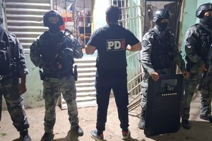 Equipos tácticos de distintas fuerzas realizaron las irrupciones en los cuatro domicilios. Foto: El Litoral