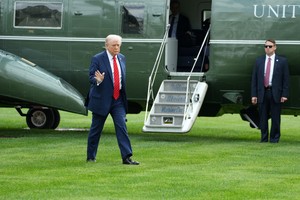 U.S. President Donald Trump waves upon his arrival at the White House, following his annual physical exam at Walter Reed National Military Medical Center, in Washington, D.C., U.S., October 10, 2025. REUTERS/Ken Cedeno