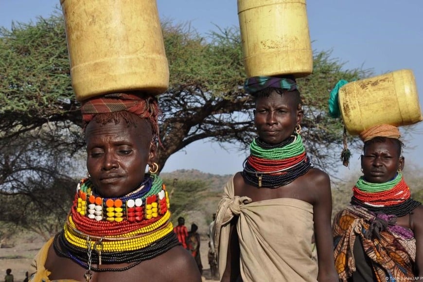 Los turkana caminan kilómetros diarios bajo el sol abrasador del norte de Kenia,