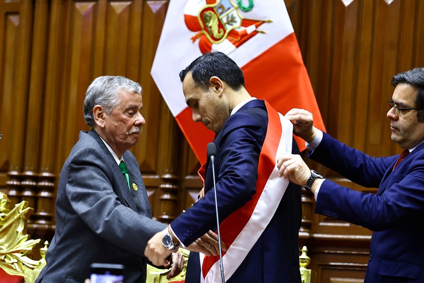 (251010) -- LIMA, 10 octubre, 2025 (Xinhua) -- Imagen proveída por el Congreso de la República de Perú de José Jerí (c), recibiendo la banda presidencial por parte del primer vicepresidente del Congreso de Perú, Fernando Rospigliosi (i), en el Congreso de la República de Perú, en Lima, Perú, el 10 de octubre de 2025. El presidente del Congreso de Perú, José Jerí, asumió el jueves la Presidencia de la nación sudamericana, luego de que el Congreso decidiera con 122 votos destituir del cargo a Dina Boluarte. (Xinhua/Congreso de la República de Perú) (vf) (ce)