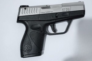 El arma de fuego de grueso calibre que portaba el sospechoso. Foto: El Litoral