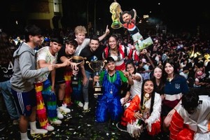 Luego se realizó la entrega de premios a los ganadores del lema y logo oficial de la Estudiantina: la ganadora del Lema fue Solange Flores, de la EESO N° 717. Y