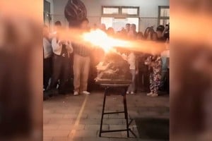 El accidente que provocó una conmoción generalizada en este partido del norte bonaerense ocurrió el jueves por la noche en el Instituto Comercial Rancagua, cuando un grupo de alumnos y docentes realizaba un experimento que simulaba la erupción de un volcán en una maqueta hecha con diversos materiales.