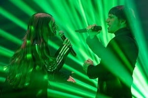 Yami Safdie y Joaquín Levinton en el videoclip “Malas decisiones”, de “Polvo de Estrellas”, disco de reversiones de Turf.