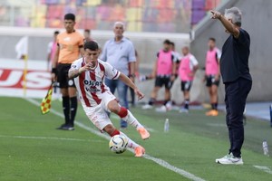 Madelón parece empujar a un pibe que no necesitó que nadie le diga lo que había que hacer en la cancha. Fue el único. Crédito: Joaquín Camiletti.