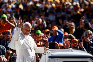 Pope Leo XIV gestures from the Popemobile (Papamobile), as he arrives to greet pilgrims from the Dioceses of Tuscany, in Saint Peter square at the Vatican, October 11, 2025. REUTERS/Matteo Minnella