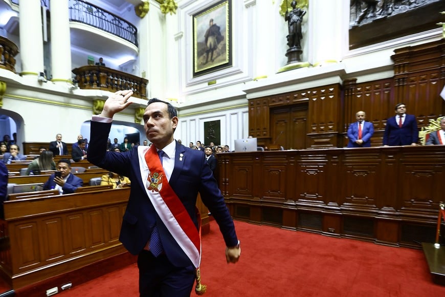 (251010) -- LIMA, 10 octubre, 2025 (Xinhua) -- Imagen proveída por el Congreso de la República de Perú de José Jerí (frente), saludando luego de tomar juramento como presidente de Perú, en el Congreso de la República de Perú?, en Lima, Perú, el 10 de octubre de 2025. El presidente del Congreso de Perú, José Jerí, asumió el jueves la Presidencia de la nación sudamericana, luego de que el Congreso decidiera con 122 votos destituir del cargo a Dina Boluarte. (Xinhua/Congreso de la República de Perú) (vf) (ce)