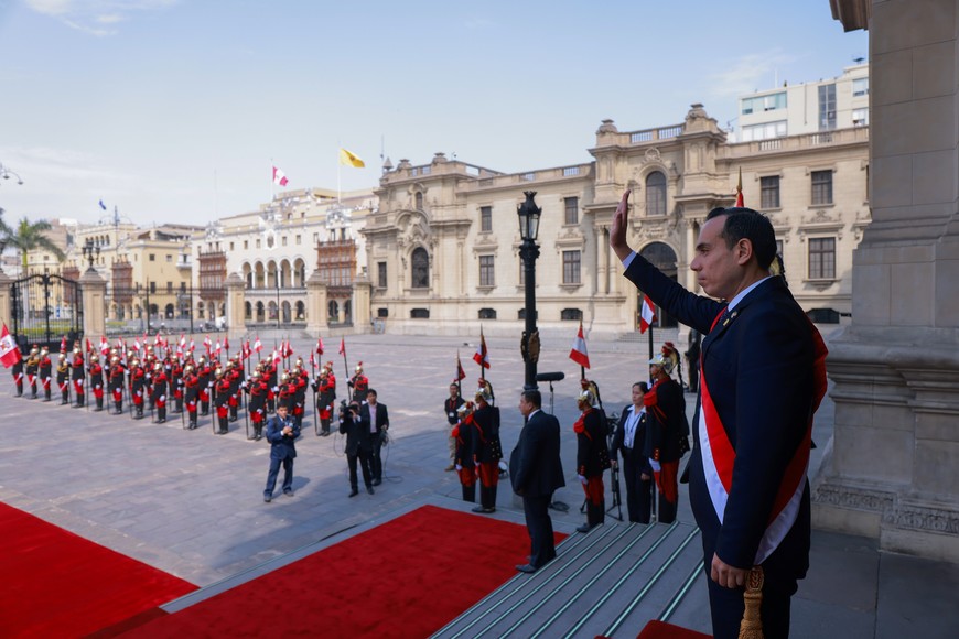 (251010) -- LIMA, 10 octubre, 2025 (Xinhua) -- Imagen proveída por la Presidencia de Perú del presidente peruano, José Jerí (d-frente), saludando a su llegada al Palacio de Gobierno, en Lima, Perú, el 10 de octubre de 2025. Jerí asumió la madrugada del viernes la Presidencia de la nación sudamericana, luego de que el Congreso decidiera con 122 votos destituir del cargo a Dina Boluarte. (Xinhua/Presidencia de Perú) (rtg) (ra) (ce)
