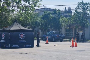 Peritos especialistas en criminalística analizan la escena del choque fatal. Foto: Gentileza