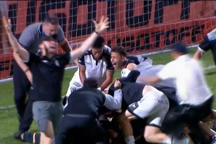 El festejo de los jugadores e hinchas con Rigamonti.