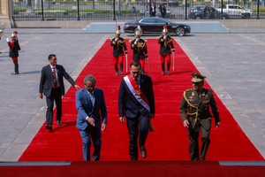 (251010) -- LIMA, 10 octubre, 2025 (Xinhua) -- Imagen proveída por la Presidencia de Perú del presidente peruano, José Jerí (c), llegando al Palacio de Gobierno, en Lima, Perú, el 10 de octubre de 2025. Jerí asumió la madrugada del viernes la Presidencia de la nación sudamericana, luego de que el Congreso decidiera con 122 votos destituir del cargo a Dina Boluarte. (Xinhua/Presidencia de Perú) (rtg) (ra) (ce)