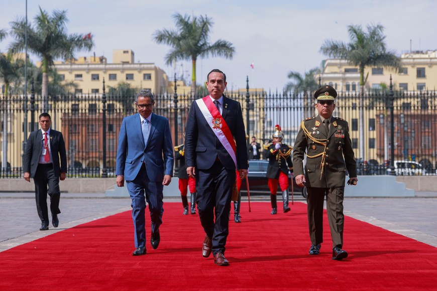 (251010) -- LIMA, 10 octubre, 2025 (Xinhua) -- Imagen proveída por la Presidencia de Perú del presidente peruano, José Jerí (c), llegando al Palacio de Gobierno, en Lima, Perú, el 10 de octubre de 2025. Jerí asumió la madrugada del viernes la Presidencia de la nación sudamericana, luego de que el Congreso decidiera con 122 votos destituir del cargo a Dina Boluarte. (Xinhua/Presidencia de Perú) (rtg) (ra) (ce)