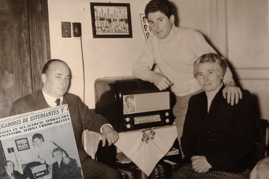 El Vasco con sus padres en una publicación de época.