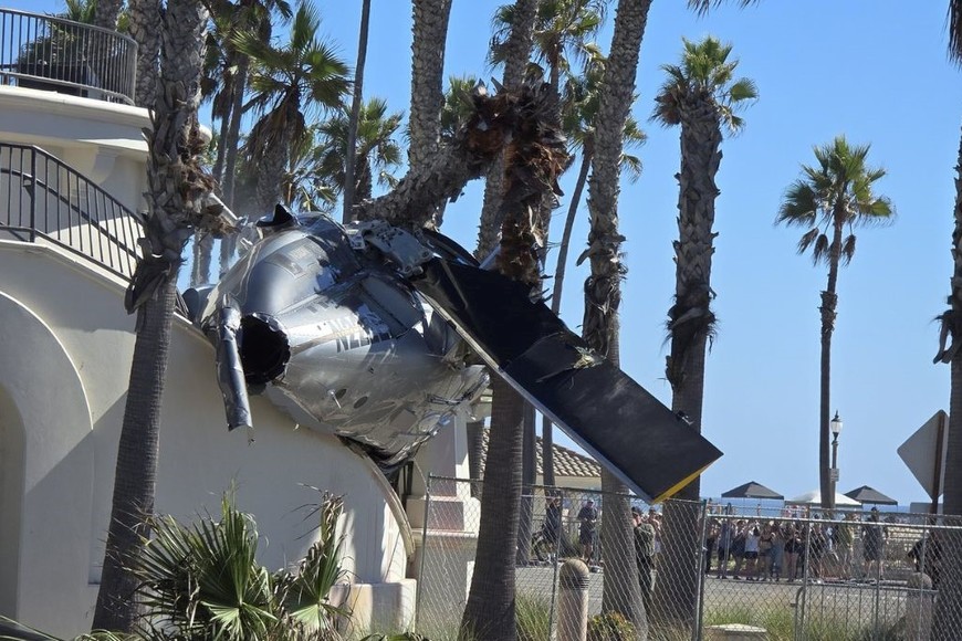 Personal de emergencia trabaja en el lugar del accidente para asistir a los heridos. Foto: Gentileza