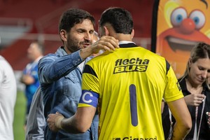 Pullaro felicitó a Meuli, capitán de Unión. Foto: Gentileza