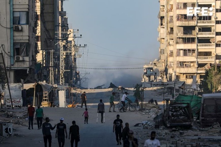 Familias caminan entre los escombros tras la tregua entre Israel y Hamas. Foto: Gentileza