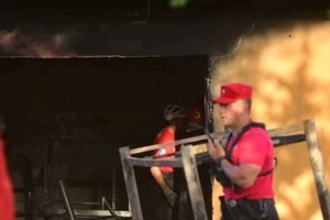 Bomberos trabajaron más de una hora para sofocar el fuego en el templo de Villa Serrana.