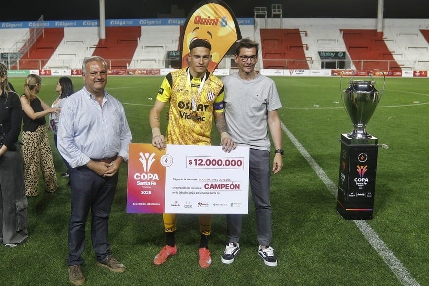 Meuli recibiendo el premio de la mano de Di Lena. Foto: Matías Pintos