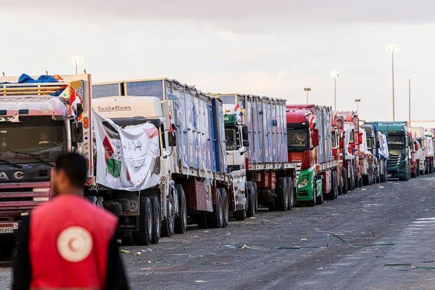 Palestinos esperan la distribución de alimentos y material médico en Khan Yunis, al sur de la Franja. Foto: Gentileza