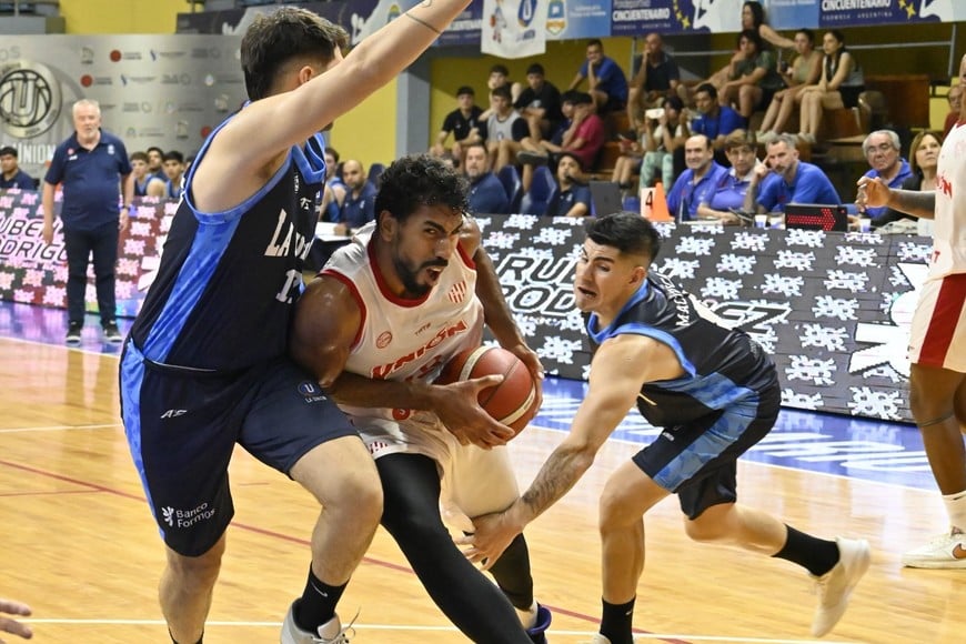 El estadio Cincuentenario volvió a ser una fortaleza para el equipo formoseño.