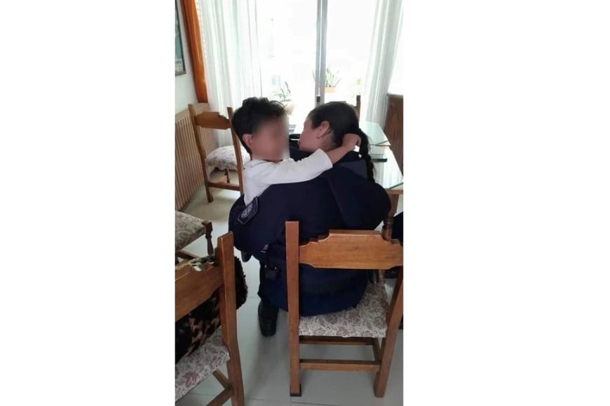 Las imágenes del niño abrazando a una de las oficiales
