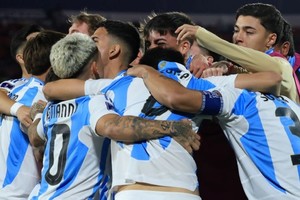 Los jugadores argentinos festejan el triunfo ante México en el estadio Nacional de Chile.
