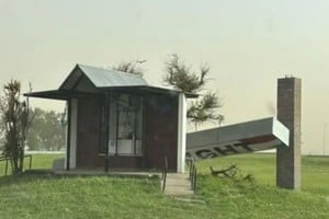 Imágenes de los daños, como las voladuras en Wheelwright, circulan en las redes sociales.