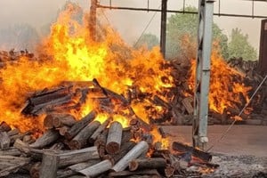Unas 60 o 70 toneladas de leña se incendiaron