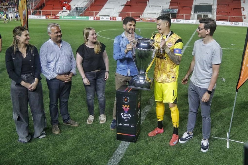 Meuli y Pullaro levantaron la copa juntos. Foto: Matías Pintos