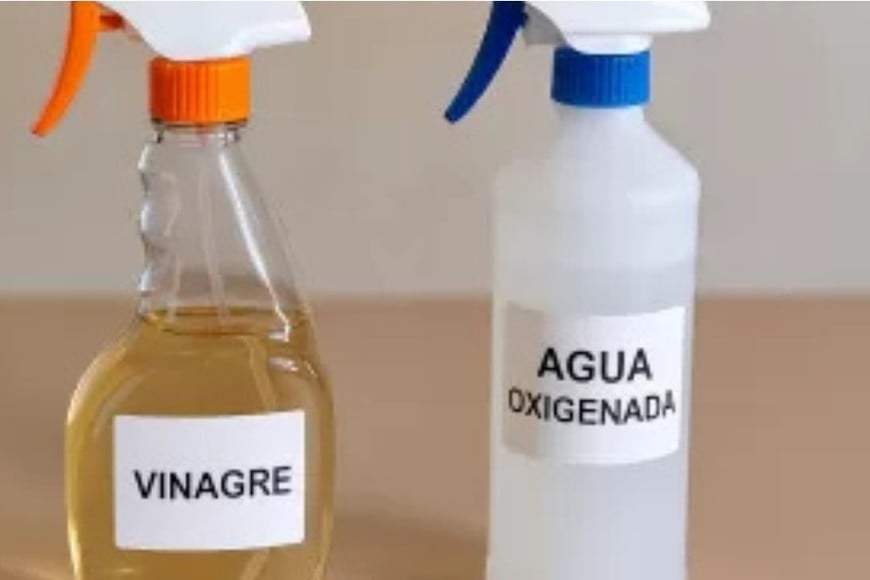 La combinación de vinagre blanco y agua oxigenada puede ser una herramienta eficaz para la limpieza