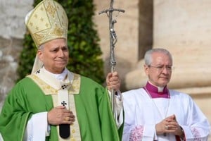 El papa León XIV encabezó el Ángelus dominical desde la plaza de San Pedro ante miles de fieles. Foto: Vatican News.